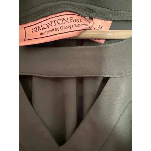 Plus size Simomton Says 3X Green blouse with peekaboo neckline - Picture 2 of 3